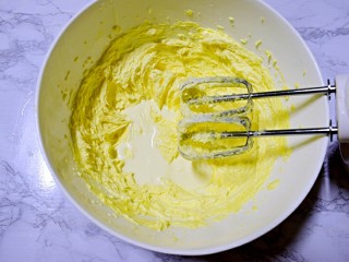 奶油曲奇,分三次加入淡奶油，每次都要用电动打蛋器打发均匀，再加下一次奶油