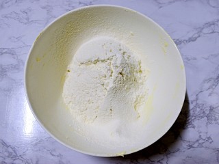 奶油曲奇,筛入低筋面粉