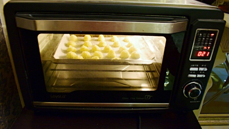 奶油曲奇,烤箱160度，烤25分钟左右，注意观察颜色，曲奇变金黄即可