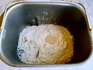 奶油夹心面包,按顺序依次放入面包桶内:牛奶、鸡蛋、白糖、盐、高筋面粉、酵母、玉米油（白糖要放在面包桶的两个角落，鸡蛋不用都放进去，留一勺，一会儿刷表面用，酵母放中间）
