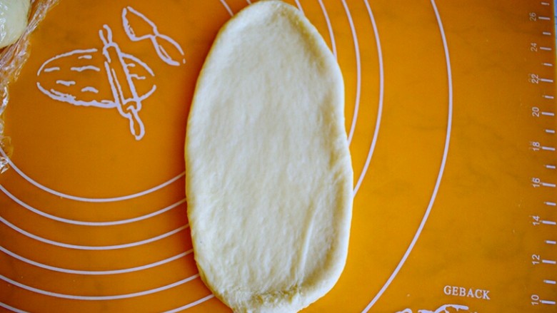 奶油夹心面包,把面团擀成椭圆形