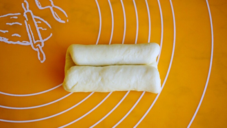 奶油夹心面包,从两边往中间卷