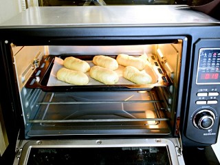 奶油夹心面包,放烤箱二次发酵30分钟，烤箱里可以再放一碗热水，保持烤箱内的湿度