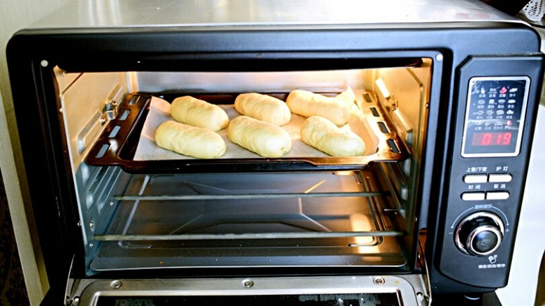 奶油夹心面包,放烤箱二次发酵30分钟，烤箱里可以再放一碗热水，保持烤箱内的湿度