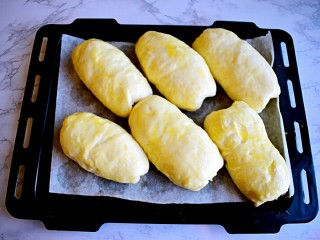 奶油夹心面包,二次发酵完，取出，用剩下的鸡蛋，刷一层蛋液