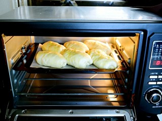 奶油夹心面包,烤箱预热170度，中层烤15分钟