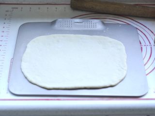 鱼肠“排骨”面包,9、把面团擀成长方形的，放入烤盘