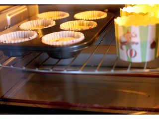 #甜味#杏仁纸杯蛋糕,把纸杯蛋糕糊放入预热好的烤箱里、上下管180度、烤制20分钟