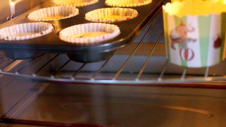 #甜味#杏仁纸杯蛋糕,把纸杯蛋糕糊放入预热好的烤箱里、上下管180度、烤制20分钟