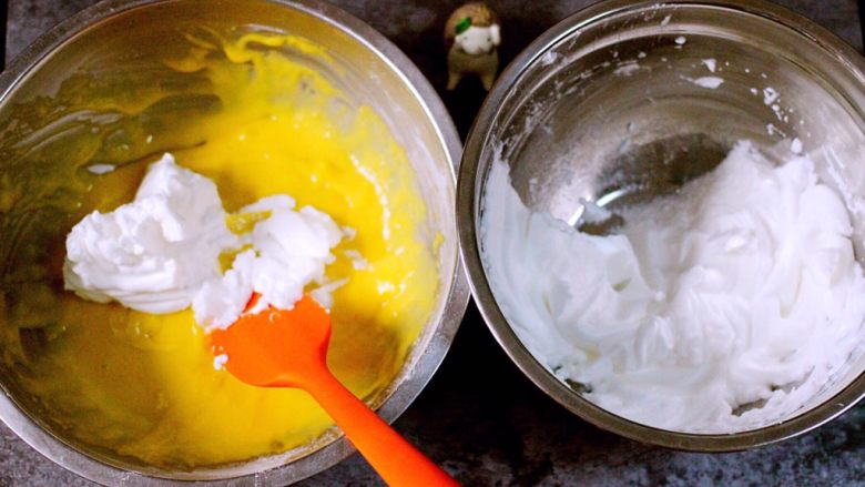 #甜味#杏仁纸杯蛋糕,把打发好的蛋白1/3加入蛋黄糊里、用硅胶刀翻拌均匀