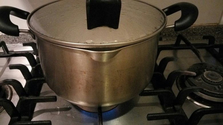 清蒸大闸蟹,放入蒸锅盖好盖子锅烧开关火。