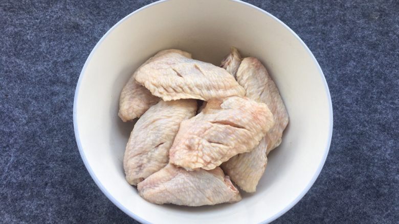 盐焗鸡中翅～烤箱版,再进行揉成均匀。