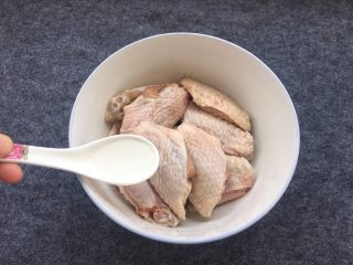 盐焗鸡中翅～烤箱版,放入1勺白酒去鸡中翅腥味。