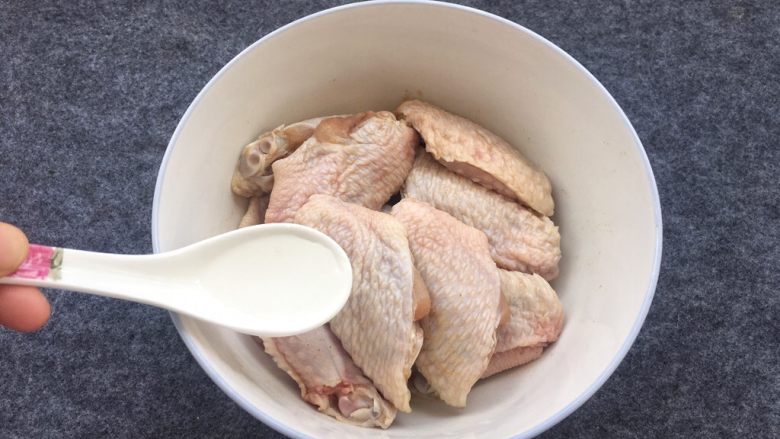 盐焗鸡中翅～烤箱版,放入1勺白酒去鸡中翅腥味。