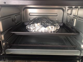 盐焗鸡中翅～烤箱版,烤箱上下火预热200度，烤30分钟即可出炉。