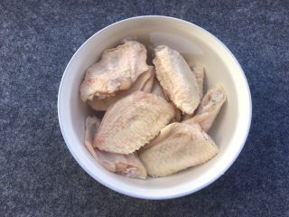 盐焗鸡中翅～烤箱版,鸡中翅解冻后，放入水中泡1个小时，中间换几次水，可以去除鸡中翅的血丝。