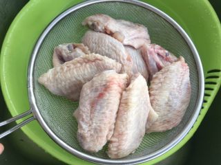 盐焗鸡中翅～烤箱版,泡过水的鸡中翅，拿起来沥干水份。