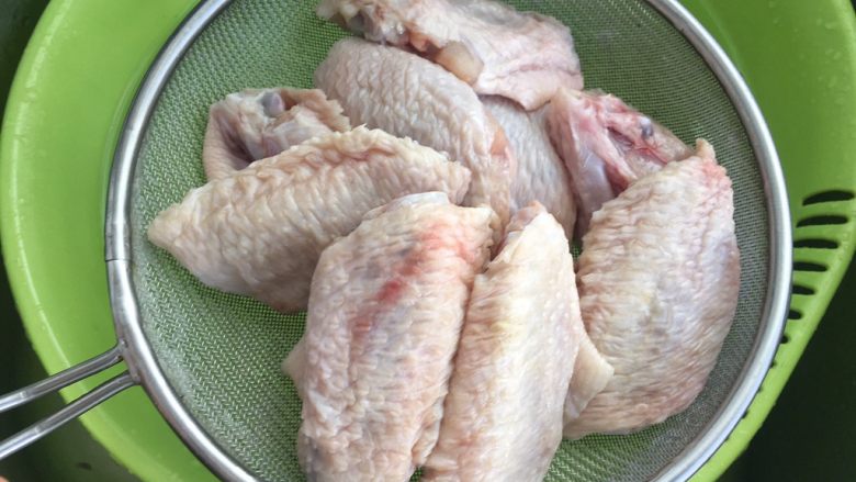 盐焗鸡中翅～烤箱版,泡过水的鸡中翅，拿起来沥干水份。