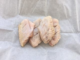盐焗鸡中翅～烤箱版,冷藏的鸡中翅拿出来后，放在油纸上。