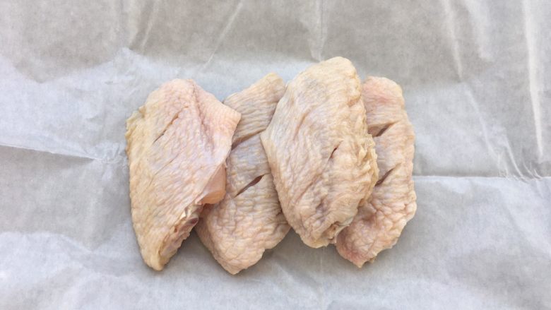 盐焗鸡中翅～烤箱版,冷藏的鸡中翅拿出来后，放在油纸上。