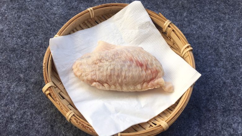 盐焗鸡中翅～烤箱版,用厨房纸吸干鸡中翅表面水分。