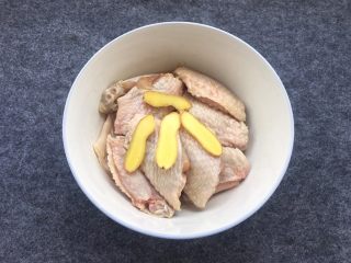 盐焗鸡中翅～烤箱版,姜片一起放入盘中，用手揉搓一会，把调料均匀涂抹在鸡中翅上。
