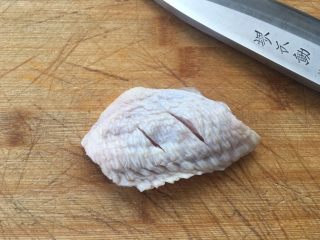 盐焗鸡中翅～烤箱版,再把鸡中翅拿出来，用刀在鸡中翅上均匀划上两个小口，方便更入味。