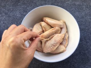 盐焗鸡中翅～烤箱版,鸡中翅放入盘中，用牙签逐个在上面撮上小洞，让其更好腌制入味。