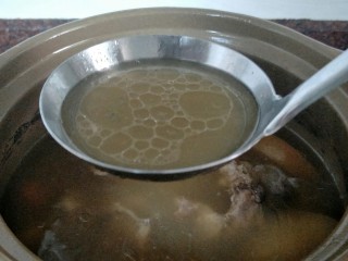 ＃一碗汤＃清燥润肺汤,汤熬好时撇去表面的油