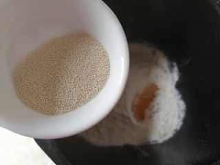 #甜味#甜蜜蘑菇小面包,  将面团材料中除黄油外，所有材料都倒入面包桶中。