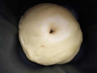 #甜味#甜蜜蘑菇小面包,发酵好的面团，比原来大两倍，戳一个洞不回缩。
