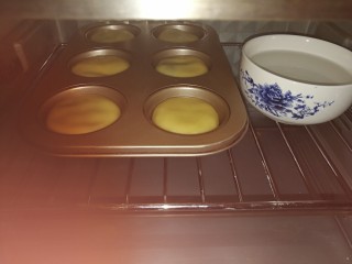 #甜味#甜蜜蘑菇小面包,送入烤箱旁边放一碗热开水，进行二次发酵，这个过程大约需要40分钟。