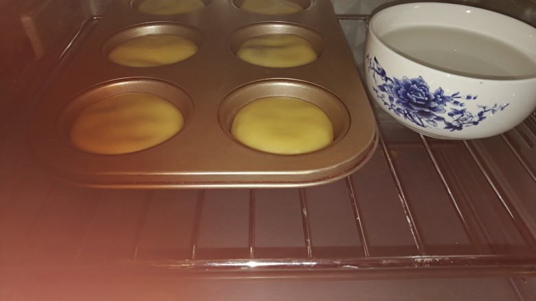 #甜味#甜蜜蘑菇小面包,送入烤箱旁边放一碗热开水，进行二次发酵，这个过程大约需要40分钟。