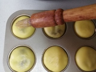 #甜味#甜蜜蘑菇小面包,二次发酵好的面团鼓胀起来了，用油刷轻轻刷一层蛋液。