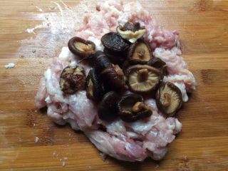 香菇大肉包,发酵面粉的时候准备肉馅，香菇和肉放一起剁碎