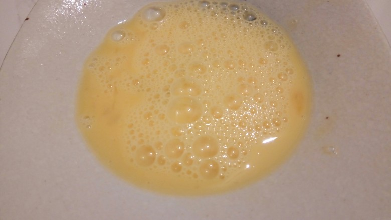 一碗汤+简单不失美味的冬瓜丸子汤,用筷子顺着一个方向，搅拌成鸡蛋液