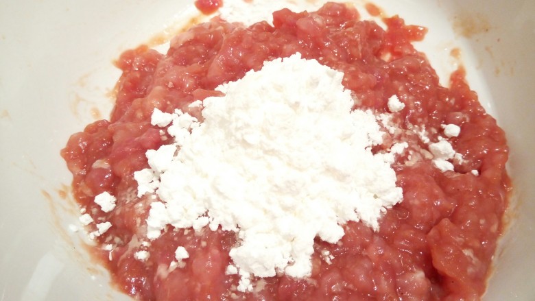一碗汤+简单不失美味的冬瓜丸子汤,最后加淀粉2勺，丸子容易成团