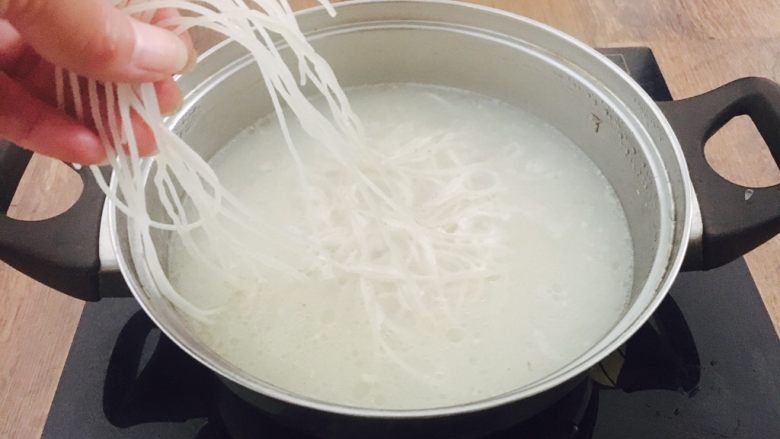 #咸味# 骨汤鱼松米线,放入泡好的米线，煮熟。