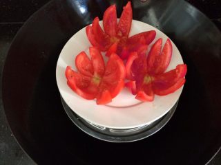 莲花番茄蛋,番茄莲花上锅蒸2分钟，端出备用