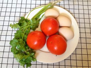 莲花番茄蛋,准备好食材：番茄，鸡蛋，小香菜。