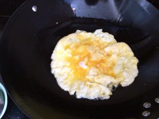 莲花番茄蛋,锅内放适量油，倒入鸡蛋液