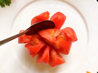 莲花番茄蛋,用勺子挖掉番茄肉。