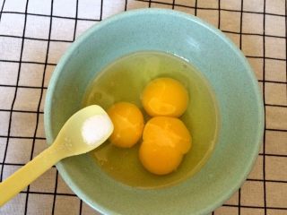 莲花番茄蛋,鸡蛋加少许盐打匀。