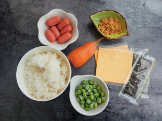 海苔芝士肉松饭团,首先准备好食材：剩米饭一碗、豌豆半碗、火腿肠两根、海苔两袋、芝士一袋、肉松适量