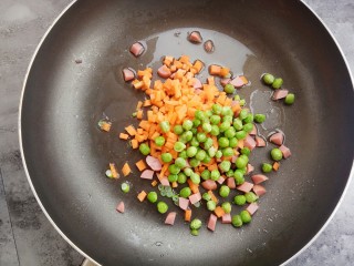 海苔芝士肉松饭团,接着放入豌豆粒和胡萝卜丁翻炒