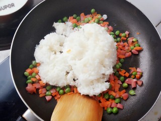 海苔芝士肉松饭团,倒入剩米饭