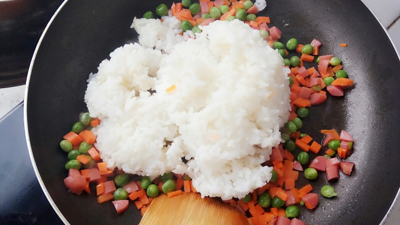 海苔芝士肉松饭团,倒入剩米饭