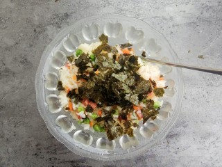 海苔芝士肉松饭团,把海苔放入刚炒好的米饭中