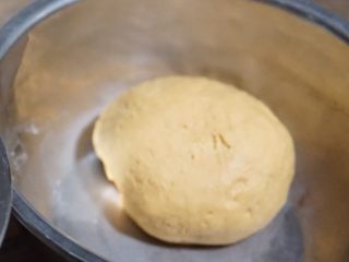 红薯开花馒头,揉至三光.盆光面光手光盖保鲜膜开始发酵。