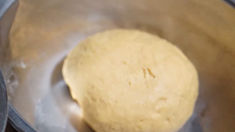红薯开花馒头,揉至三光.盆光面光手光盖保鲜膜开始发酵。
